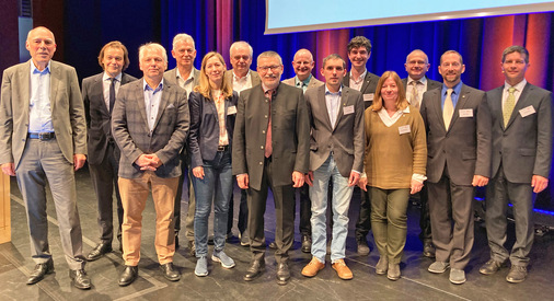 Peter Schober wurde zu seinem Abschied von treuen Wegge­fährten verab­schiedet.