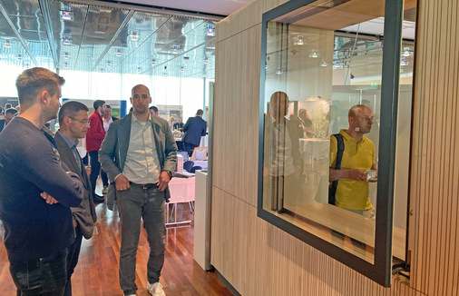 Die Teil­nehmer tauschten sich in der lockeren Atmo­sphäre der gut besuchten Fach­aus­stel­lung aus.