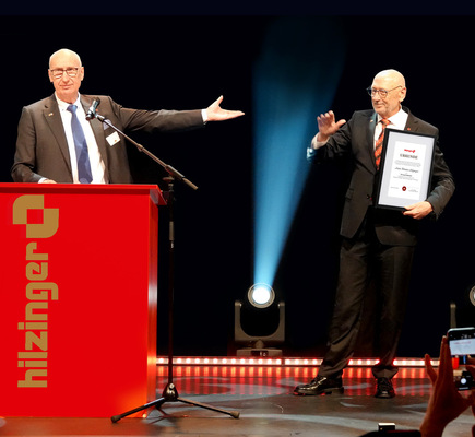 Helmut Hilzinger bedankt sich bei seinem Bruder Hans-Werner für 34 Jahre als Präsident der Hilzinger-Gruppe Frankreich und ernannte ihn zum Ehrenpräsidenten.