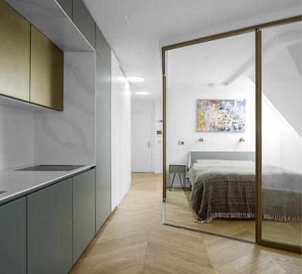 Der transparente Raumteiler, das Schiebesystem SL 20e, zoniert den Schlafbereich und lässt den Raum gleichzeitig hell und offen wirken.