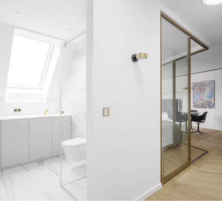 Das Bad ist ebenfalls mit flächenbündigen Schränken ausgestattet und bietet viel Helligkeit.
