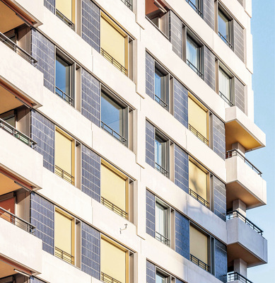 Neben der ordnenden Betonstruktur sind die Sonnenschutzlösungen das äußerliche Merkmal, das am stärksten in Erscheinung tritt. - © Foto: Warema

