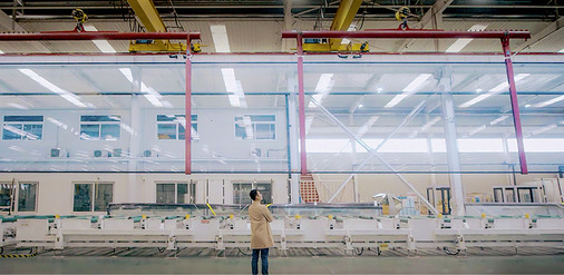 Die 23 m lange Verbundscheibe besteht aus 6-lagigen Sentryglas-­Laminaten aus ultra-klarem ESG. - © Foto: NorthGlass
