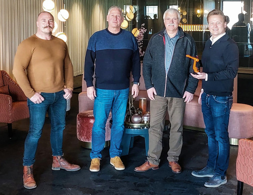 Van ­Noordenne besiegelt einen Auftrag für zwei ­Roboter für zwei verlinkten Schleifmaschinen (v.l.): Produktionsleiter ­Jarno Verstee mit Fred ­Albers von Fuldner, Jochen Günther (­Knittel) und Geschäftsführer ­Gerrit van Noordenne Jr. 