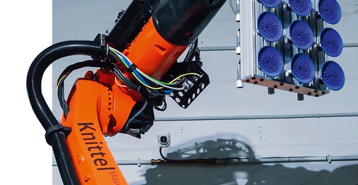 Bei vielen Glasverarbeitern hat der Fachkräftemangel die Investitionen in Automation, inklusive Roboter-Einsatz, ­vorangetrieben und beschleunigt. Hier im Bild ein Roboter bei der glas strack innovations GmbH.