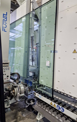 Hier eine vertikale Isolierglas-Anlage von Forel