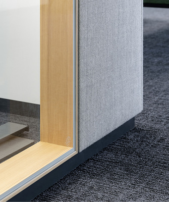 Hier eine feco-Wand mit stoffbe﻿zogenen akustisch wirksamen Platten (r. im Bild)