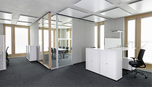 Ein Blick in die offene Bürolandschaft mit den eingestellten Glaskuben.