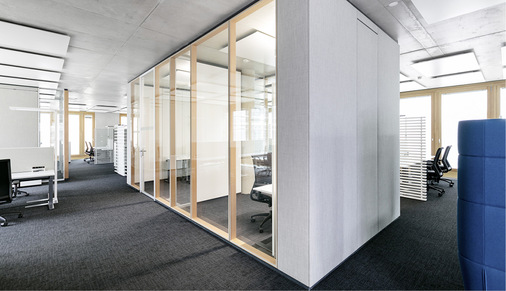 Für die gute Raumakustik sind 1280 fecophon Absorberpaneele (grau) montiert. 