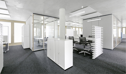 Auf dieser Etage wechseln sich offene und geschlossene Arbeitsplätze (Kuben) ab.