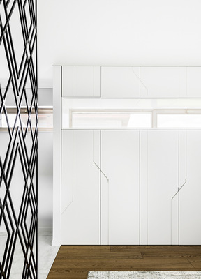 Unauffällig in der Wand die wandbündigen Syntesis Eclisse-Drehflügeltüren.​​​​​​​
