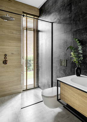 Raumhohe Fenster versorgen die ­Räume, hier das Badzimmer mit viel Licht.