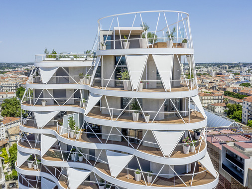 Im Mittelpunkt der Wohnungsgestaltung stand eine großzügige Outdoor Living-Erweiterung mittels Balkone, auf denen die Bewohner die Sonne genießen können. - © Foto: Serge Ferrari / Julien Thomazo - Photography
