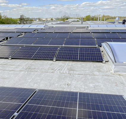 Eine neue Photovoltaik-Anlage auf dem Dach versorgt die Produktion mit Energie. - © Foto: Weinor
