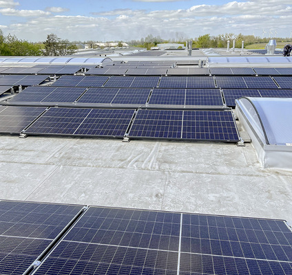 Eine neue Photovoltaik-Anlage auf dem Dach versorgt die Produktion mit Energie.