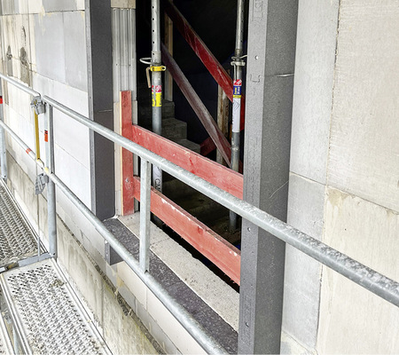 Jede Fenster­position ­hatte konfektionierte, zugeschnittene Triotherm-­Materialien. So konnten Zuordnungs­zeiten und Laufwege an der Baustelle reduziert w﻿erden.