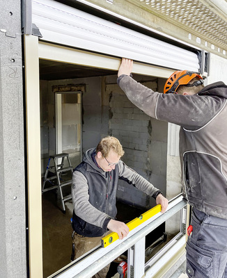 Die Elemente werden Im Rohbau eingebaut, anschließend wird eine Klinkerfassade errichtet. 