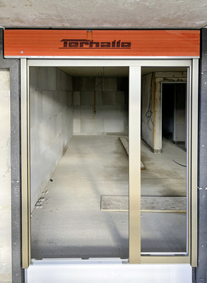 Die Fenstertüren enden mit Unterkante-Blend­rahmen auf Höhe OKFF, darunter wird im ­Standard ein Unterbauprofil von Meesenburg gesetzt. - © Foto: Terhalle
