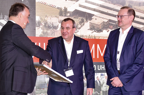 Die Geschäftsführer Matthias König und Andreas Bohn (r.) bekommen von der IHK eine Urkunde überreicht. 