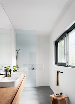 Als Schiebefenster spart ECO SLIDE CO von SIEGENIA wertvollen Platz im Innenraum und passt sich perfekt jedem Raum an. Dabei verbindet der Beschlag Raumkomfortqualitäten für Endanwender mit Wirtschaftlichkeit in der Fertigung.