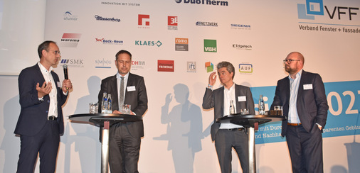 Podiumsdiskussion: Christian Stolte (dena), Karl-Sebastian Schulte (ZDH), Christian Maaß (BMWK) und Thomas Drinkuth (RTG)