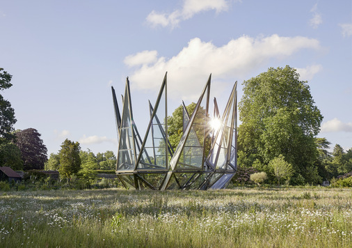 An warmen Tagen öffnen sich diese schlanken Blütenblätter aus Glas und Stahl mit majestätischer Eleganz.