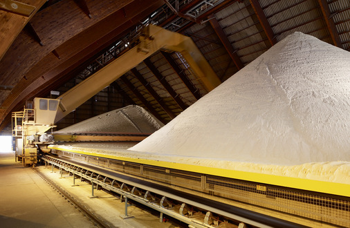 Quarzsand macht mit  über 70 Prozent massen­mäßig den größten Teil des Gemenges aus, das später zu Floatglas transformiert wird.