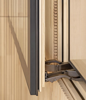 Beim Beschlag für den Movista geht es um die Kinematik beim Abstellen des Fensterflügels, die Dämpfung, die im Schiebebereich benötigt wird und die Mechatronik, die im Abstellvorgang zur Anwendung kommt.