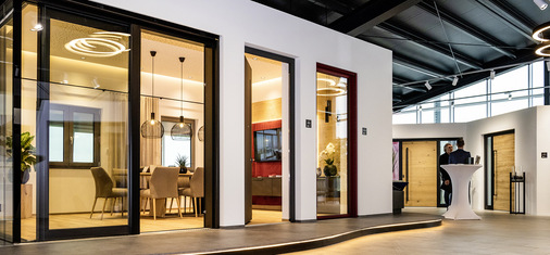 Das Obergeschoss der Putz-Ausstellung – Der Fokus liegt hier auf dem Aluminium- und Haustürenbereich.