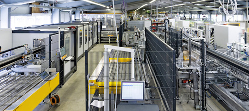 Blick in die PVC-Produktion bei Putz. Im Vordergrund das vollautomatische Bearbeitungszentrum. - © Foto: Putz Fenster & Haustüren Design GmbH
