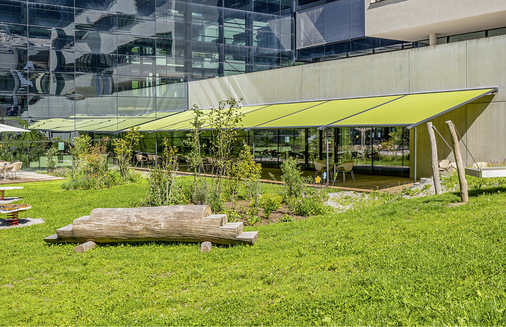 Die Tauernklinik Zell am See in Österreich stattete die Terrasse der Betriebs­kantine 2022 mit dem Markisensystem pergola classic aus. - © Foto: markilux
