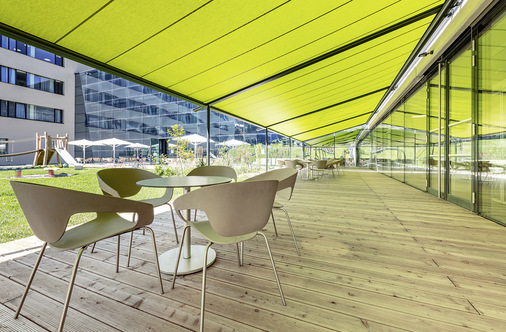 Als Schutz vor leichtem Regen habe man darüber hinaus für die Anlage in Zell am See das stark wasserabweisende Markisentuch sunvas perla FR gewählt.