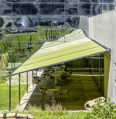 Durch die tragenden Säulen und das in den Führungsschienen mit der tracfix-­Technik bündig geführte Tuch ist die Markise sehr windstabil.