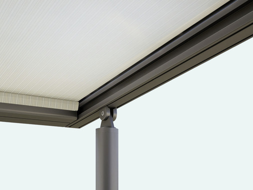 Eine von vielen Raffinessen des markilux tracfix bei der pergola classic: die ­seit­liche Tuchführung ohne Spalt zwischen Tuch und Führungsschiene. Für eine ­schönere Gesamt­optik und eine bessere Windstabilität bis Windwiderstandsklasse 3.