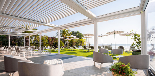 Mit fahrbaren Lamellen ausgestattet, bietet die Skylife die Möglichkeit, das Dach vollständig zu öffnen und die Licht- und Luftzufuhr nach Bedarf zu regulieren.