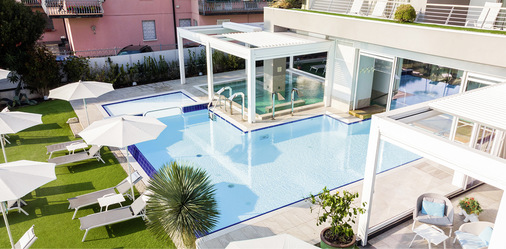 Die Notwendigkeit, mehr überdachte Fläche zu schaffen , wurde auch im Poolbereich mit einem auffahrbaren Dach realisiert. - © Foto: KE
