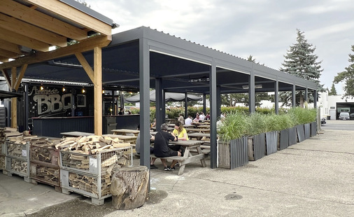 Der Smoker mit seinem Holzlager stand bereits überdacht auf dem ehemaligen LKW Waschplatz. Jetzt wird der Gästebereich von 152 m 2  Pergolen komplett überdacht.