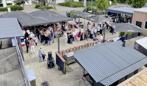In den Anfängen des BQQs waren Schirme die erste Wahl. Die kostengünstige Lösung kam aber schnell an seine Grenzen, und mußte 2023 einer Pergola-Anlage weichen.