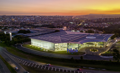 Das ikonische Dach ist das wichtigste passive Umweltkontrollsystem des Komplexes: Es schützt vor direkter Sonneneinstrahlung und liefert  diffuses Licht. 