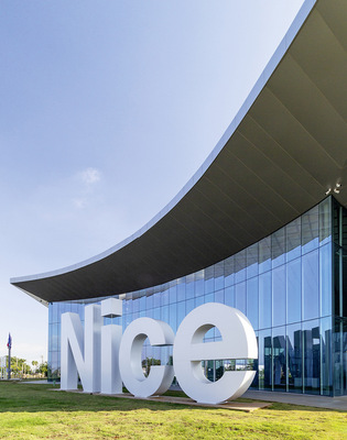 Durch die Implementierung eines horizontalen Überhangs ist es möglich, zu den Mittagsstunden einen vollständigen Schatten auf die Glasfassaden zu werfen﻿.