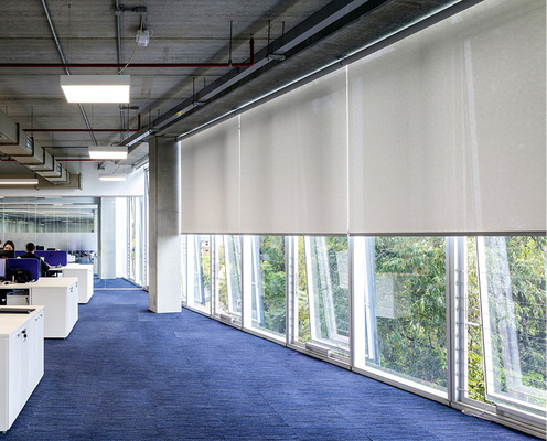 In den Ausstellungs- und Büroräumen gibt es ein Mischsystem, das die Nutzung der natürlichen Belüftung fördert und die Kühllast insgesamt reduziert. 