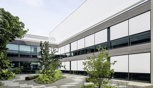 Erst die Automatisierung des Sonnenschutzes garantiert ein optimales Ergebnis – sie ­steuert schneller, präziser und auch dann, wenn die Nutzer nicht anwesend sind.