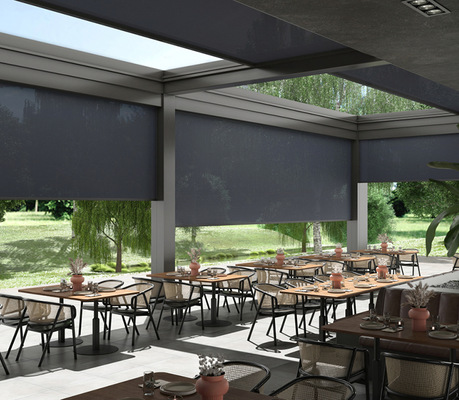 SWK ZIP schafft durch Luftdurchlässigkeit einen guten Windschutz ohne gestaute Luft unter der Pergola.