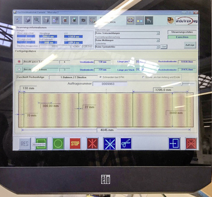 Die zeitnahe schrittweise Umsetzung einer papierlosen Produktion, ist ein erklärtes Ziel des Unternehmens, das seit fast hundert Jahren konfektioniert.