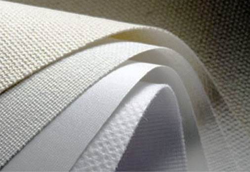 Neben Brandschutz müssen die Gewebe auch andere Aufgaben wie guten Durchlass von natürlichem Licht oder niedrigen Gesamtenergiedurchlass leisten.