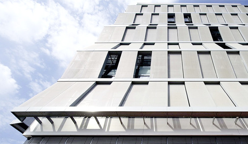 Das Material (Ferrari Screen Stamisol FT 381 in Interferenzgrau) für die 870 m 2  ­textile Fläche an der Fassade des KaiSpeicher Harburg in Hamburg ist UV-beständig und schwer entflammbar (Brandschutzklasse B1).