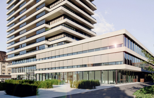 Der Einsatz des Warema SecuTex-Gewebes A2 am WolkenWerk bringt Funktion und Gestaltung in Einklang. Als außenliegender Sonnenschutz wird der nach DIN 4102-1 und nach VKF 6q.3/RF1 ls nicht brennbar zertifizierte Stoff verwendet.