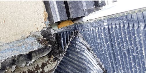 Hier hat der Montagebetrieb eine profilierte Aluminiumabdichtung wie sie typischerweise fürs Dach genutzt wird verwendet. 