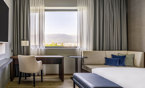 Das elektrochrome Glas erlaubt in allen Gästezimmern einen effizienten Sonnenschutz ohne großen Wartungsaufwand.