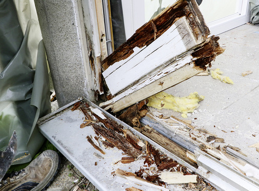 Ausgangssituation/Demontage: Durchfeuchtetes Profilholz auf der Nordseite (links) und auf der Westseite (oben) im Anschlussbereich der Betonsäule